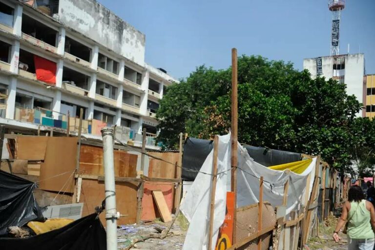 Imóvel na zona norte de SP, ocupado em abril de 2014, por moradores de comunidades localizadas no entorno | Foto: Tânia Rêgo/Arquivo Agência Brasil